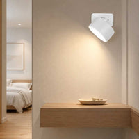 Applique LED murale blanche orientable éclairant un meuble d’entrée