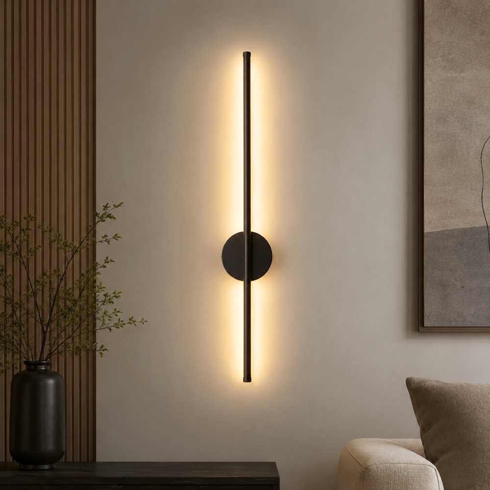 Applique murale LED noire verticale au design minimaliste avec lumière chaude