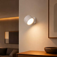 Applique murale LED orientable blanche diffusant une lumière chaude