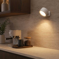 Applique murale LED orientable blanche installée dans une cuisine