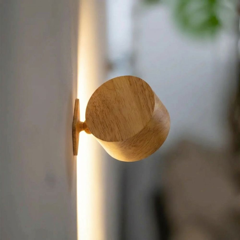 Applique murale LED orientable finition bois dans un intérieur moderne