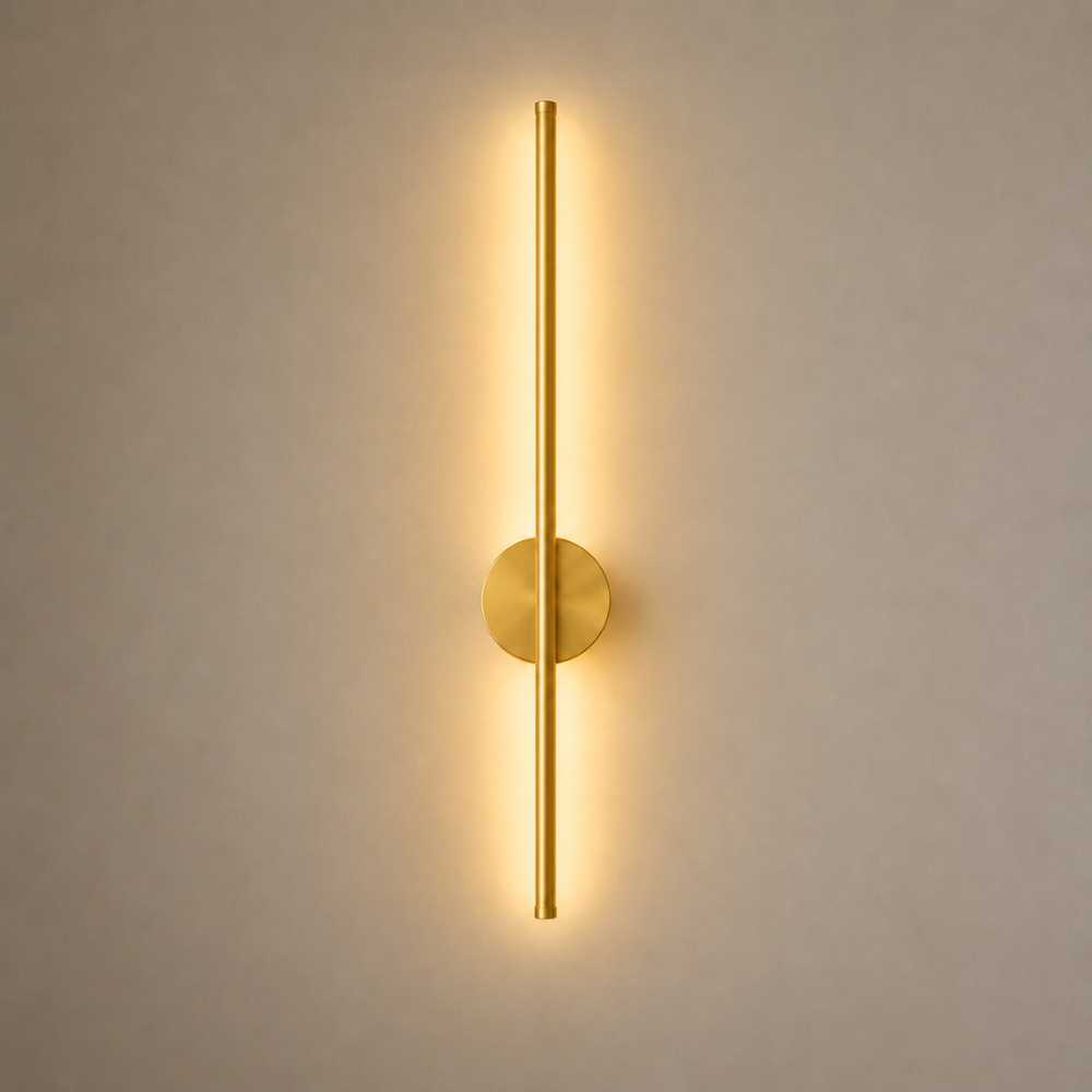 Applique murale LED verticale dorée avec éclairage chaud indirect