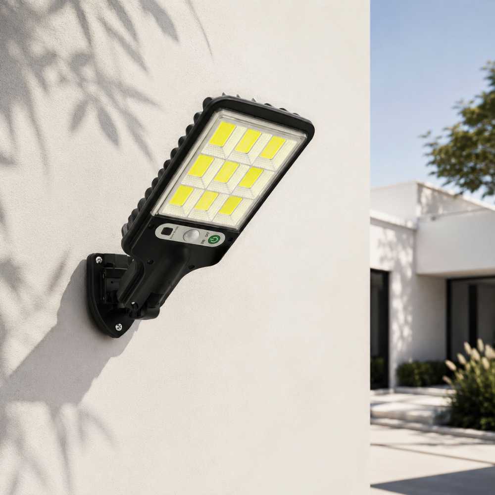 Applique solaire LED extérieure noire installée sur une façade