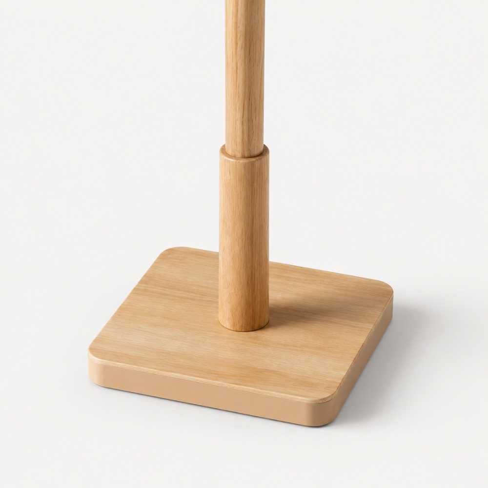 Base carrée stable du porte-manteau sur pied finition bois naturel