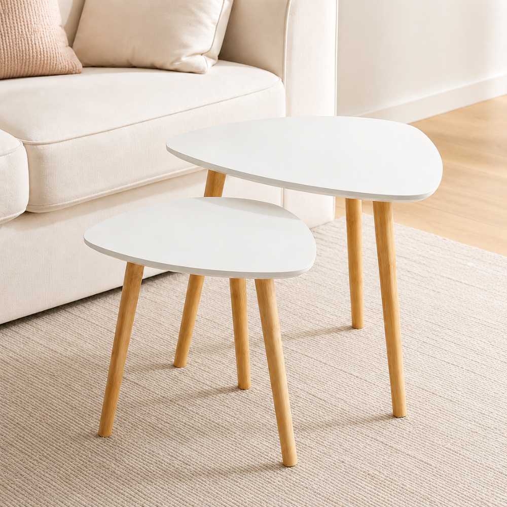 Duo de tables basses gigognes blanches avec pieds en bambou dans un salon