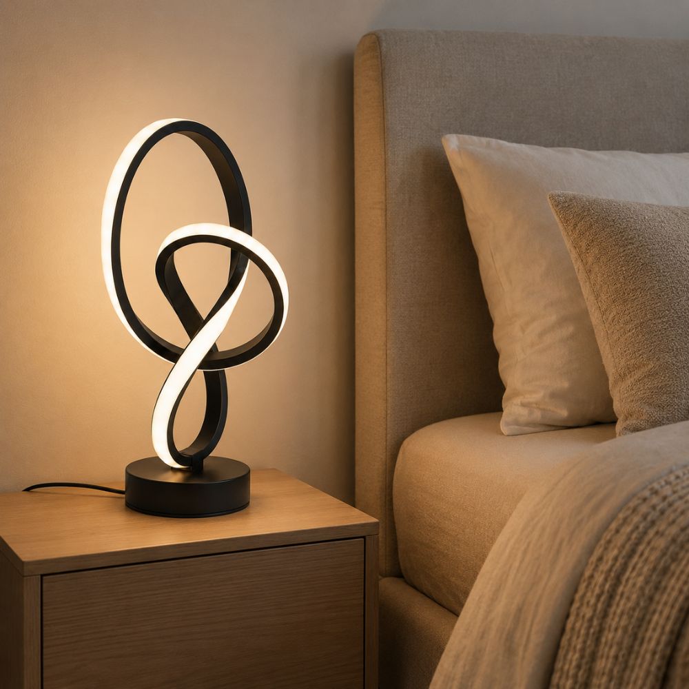 Lampe LED noire entrelacée posée sur une table de chevet