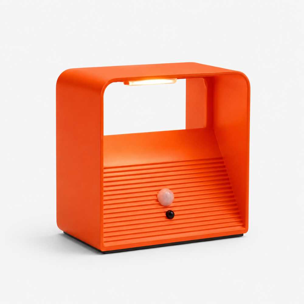 Lampe LED orange avec détecteur de mouvement sur fond blanc