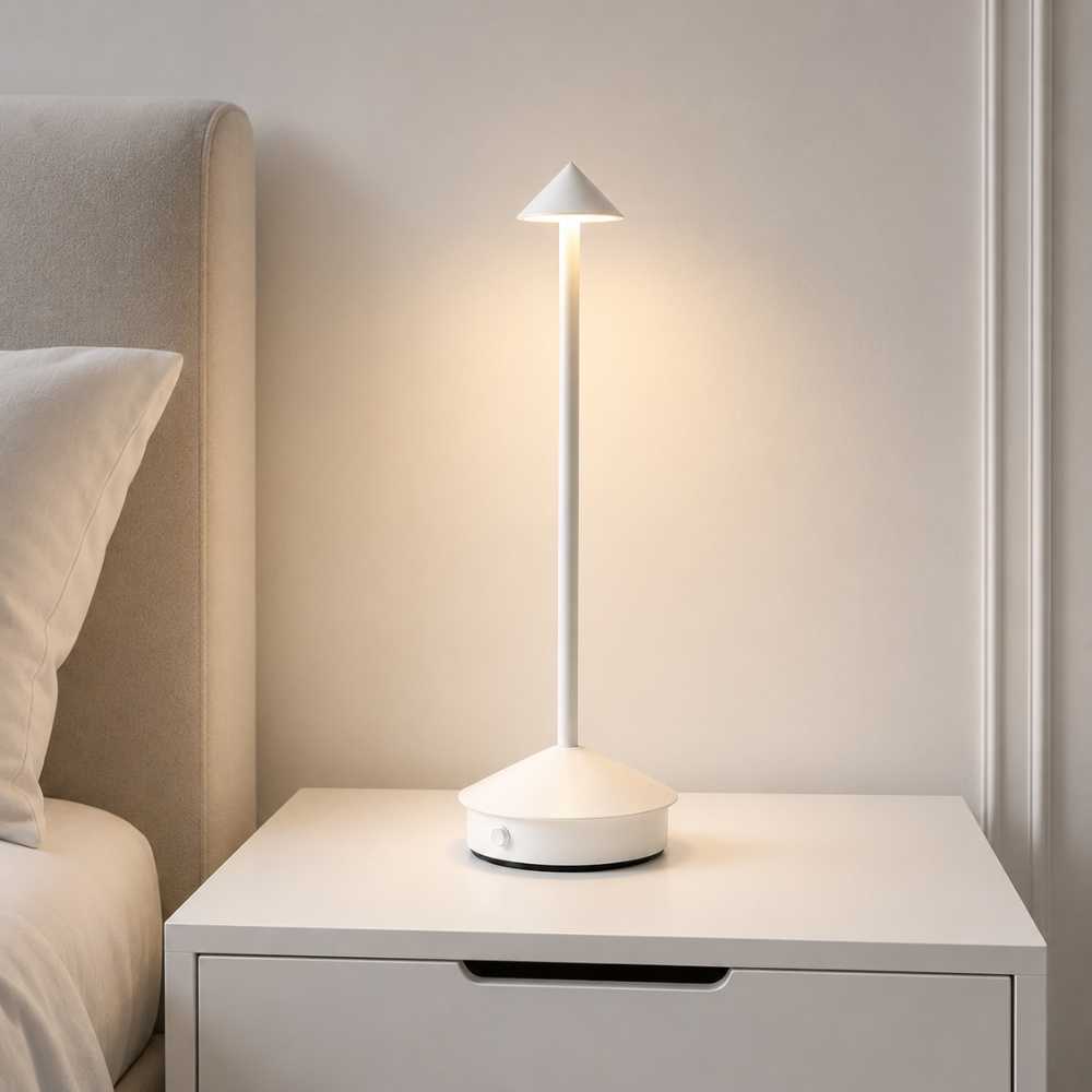 Lampe de chevet blanche minimaliste posée près du lit
