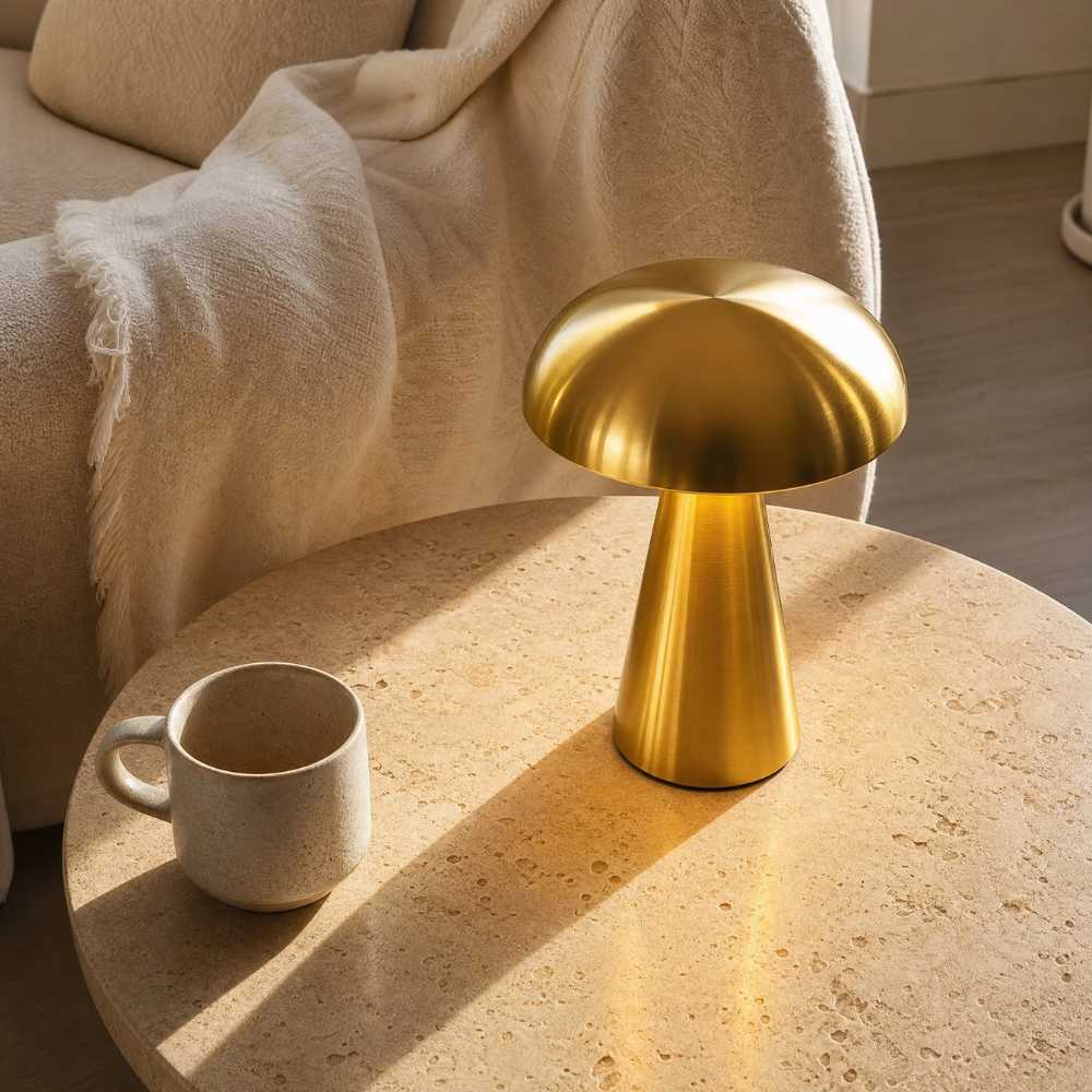 Lampe de chevet champignon dorée sur table d’appoint