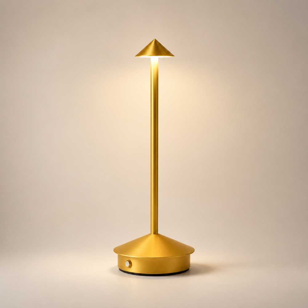 Lampe de chevet dorée au design minimaliste avec abat-jour conique