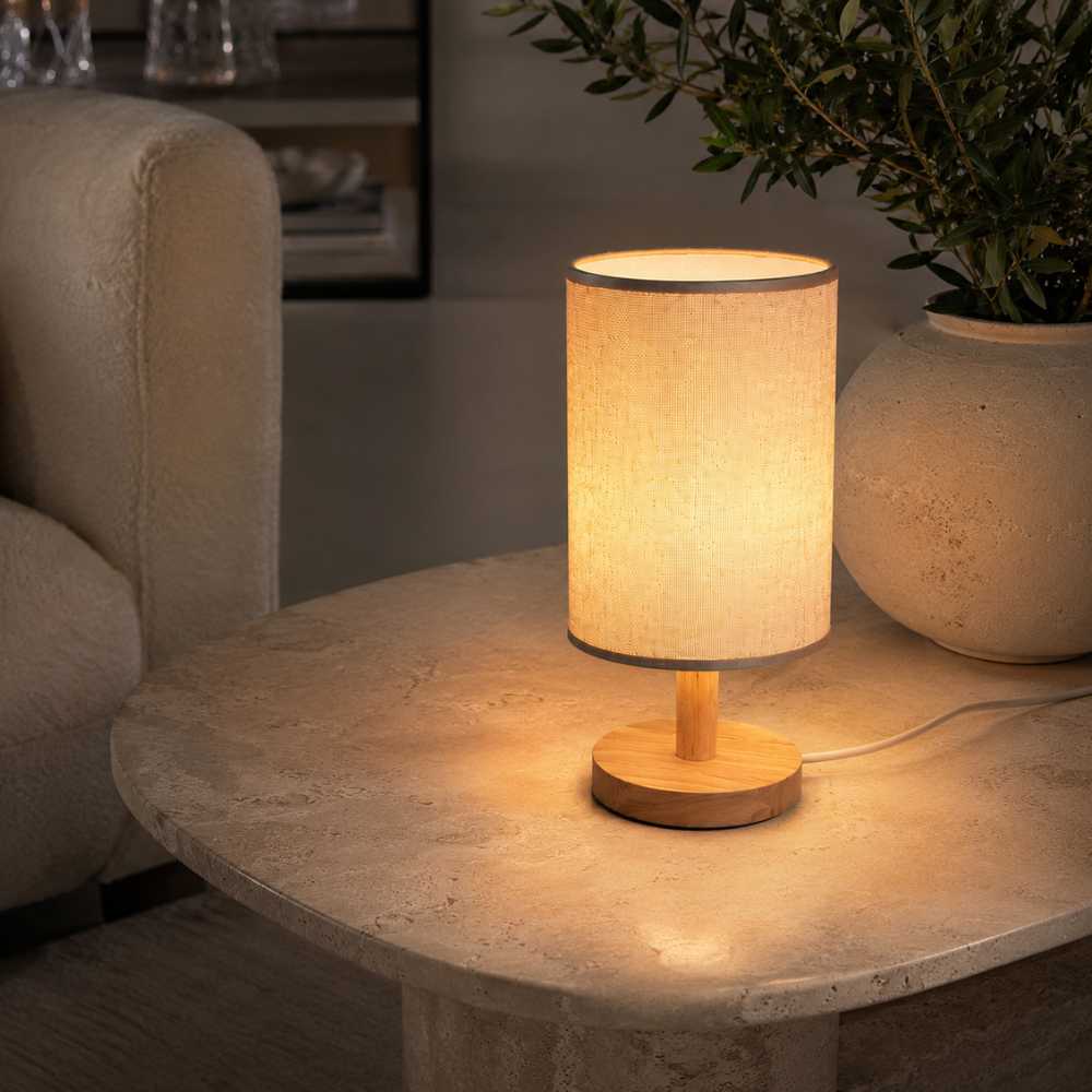 Lampe de table avec base en bois clair et abat-jour en tissu