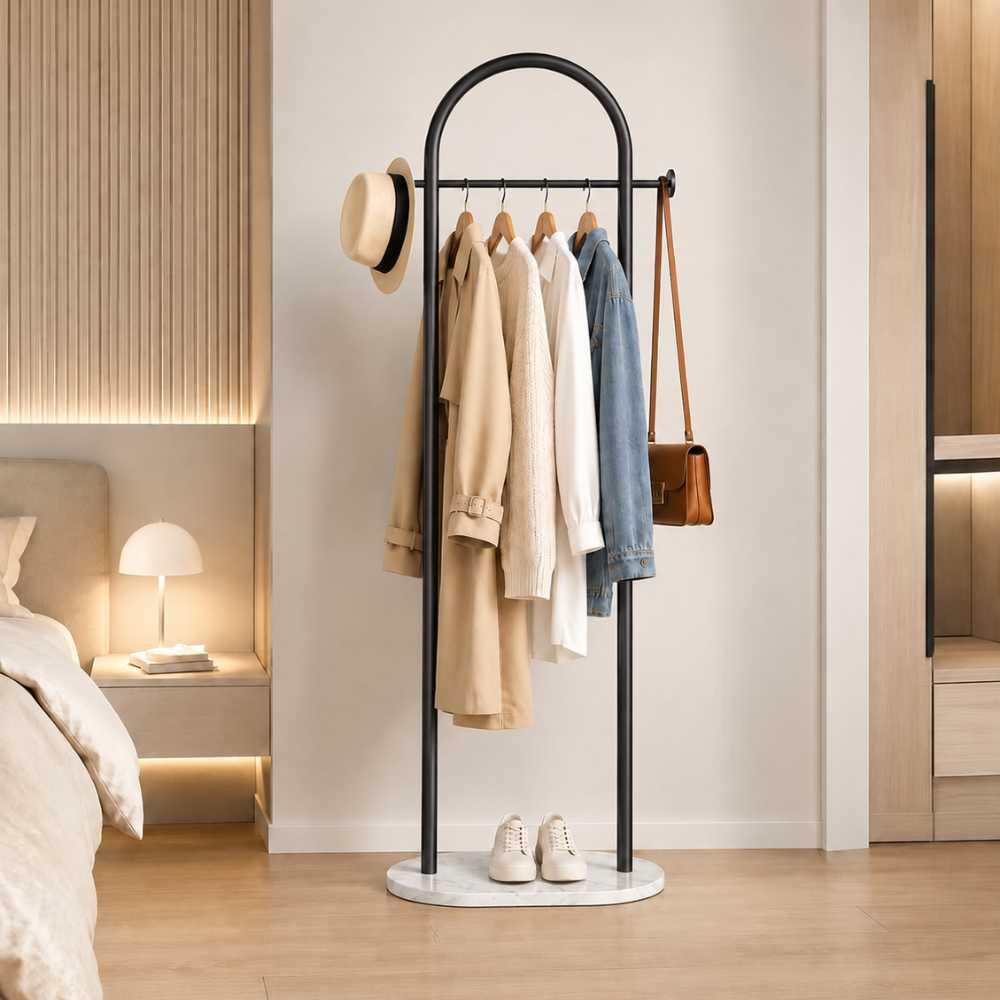 Portant à vêtements noir compact dans une chambre moderne
