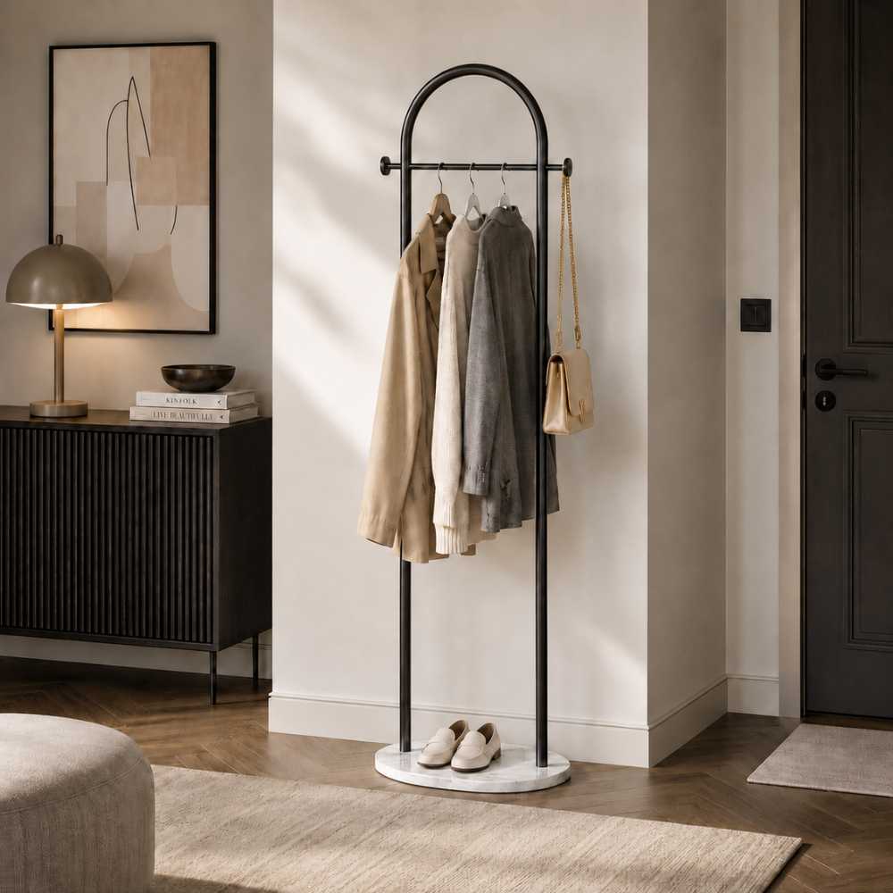Portant à vêtements noir sur pied avec barre dans une entrée