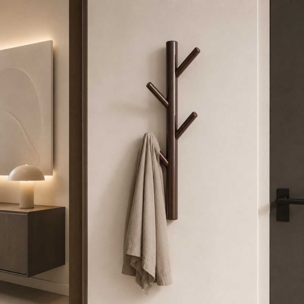 Porte-manteau mural marron avec crochets installé dans une entrée