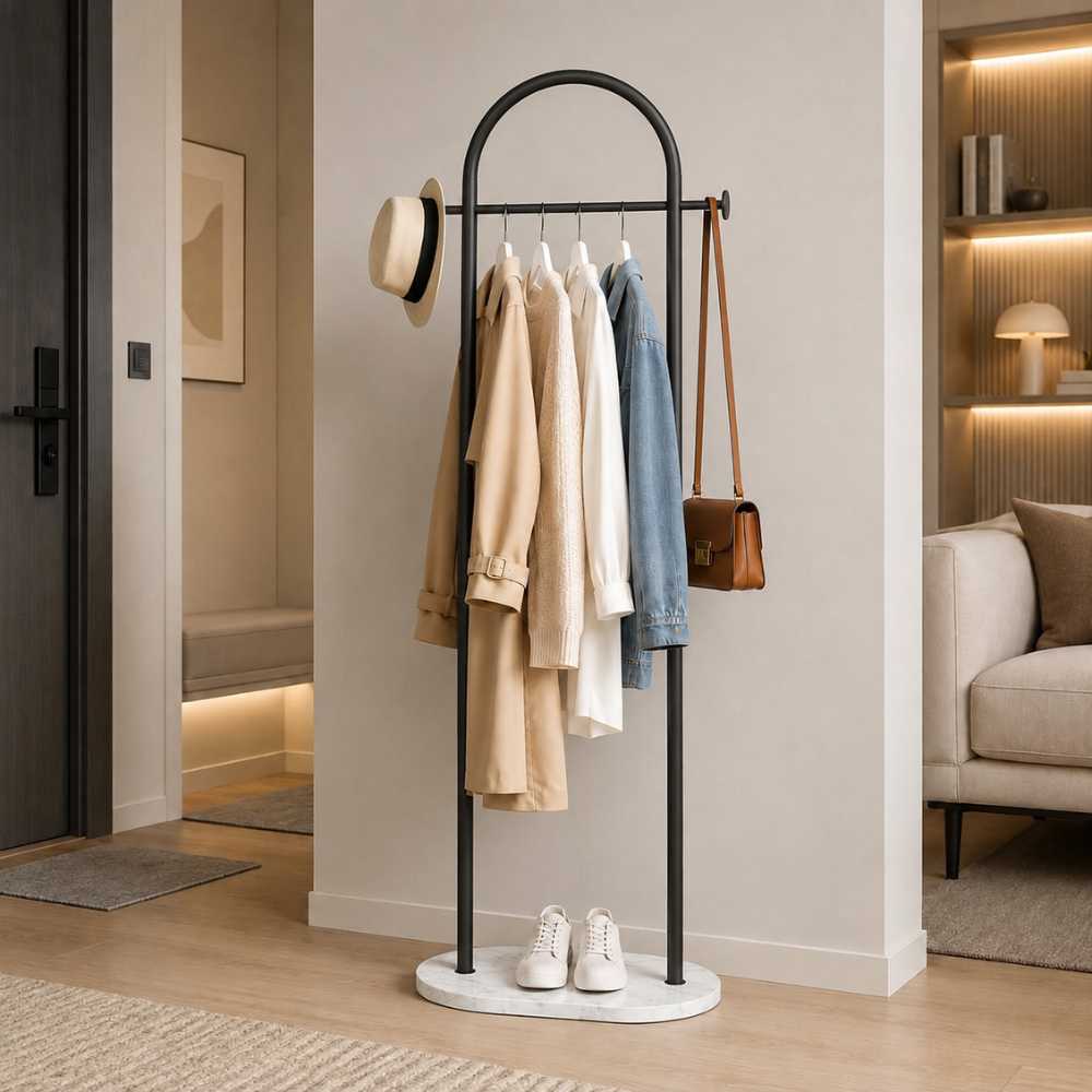 Porte-manteau sur pied avec barre pour cintres et accroches latérales