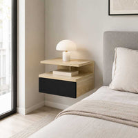 Table de chevet murale bois clair avec tiroir noir dans une chambre moderne