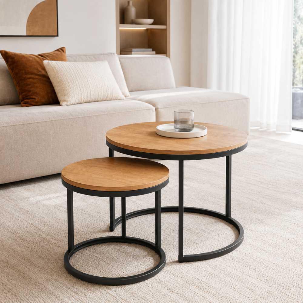 Tables basses gigognes rondes bois clair avec structure noire dans un salon moderne